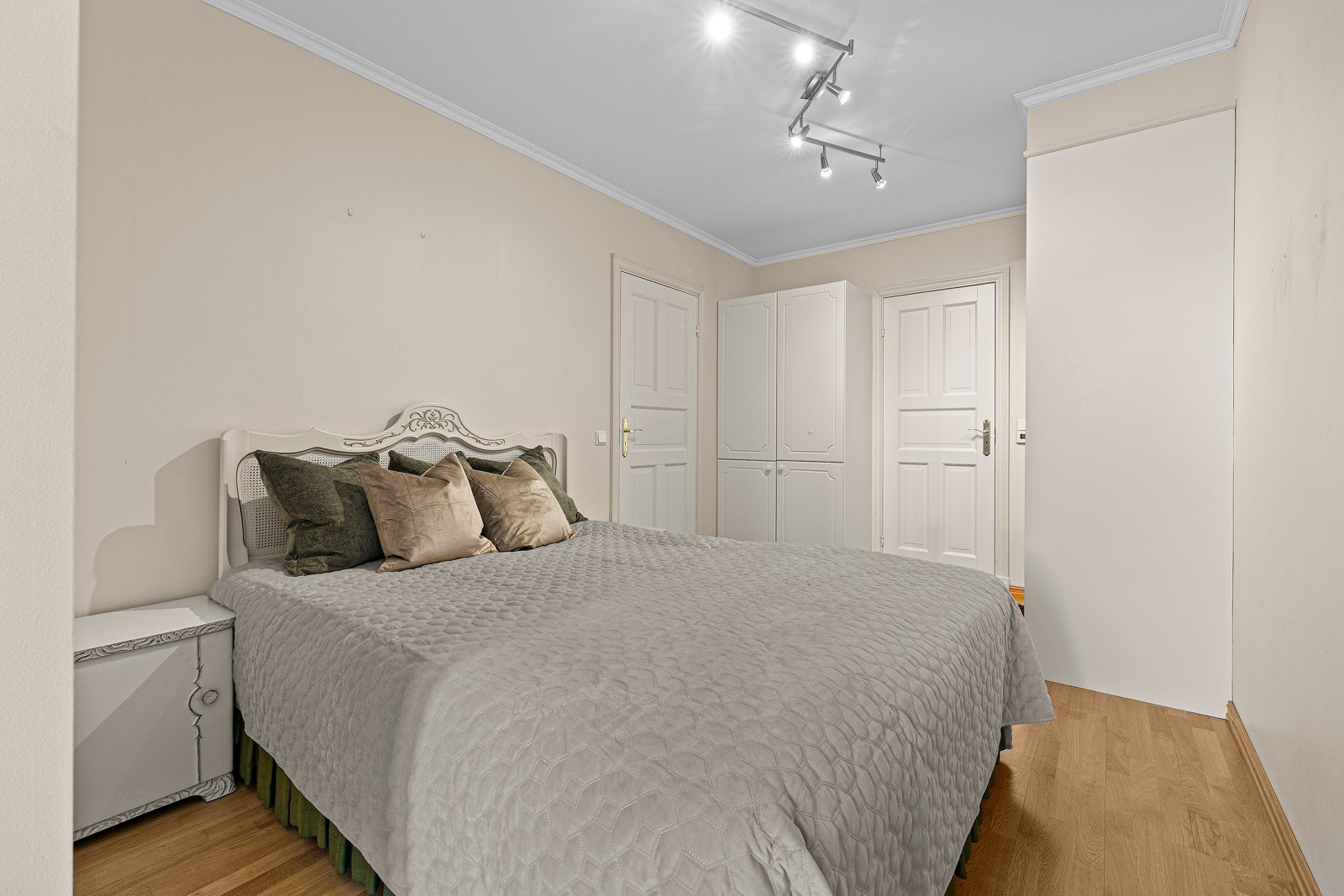 Stort hovedsoverom i suiteløsning med eget bad. Galleribilde