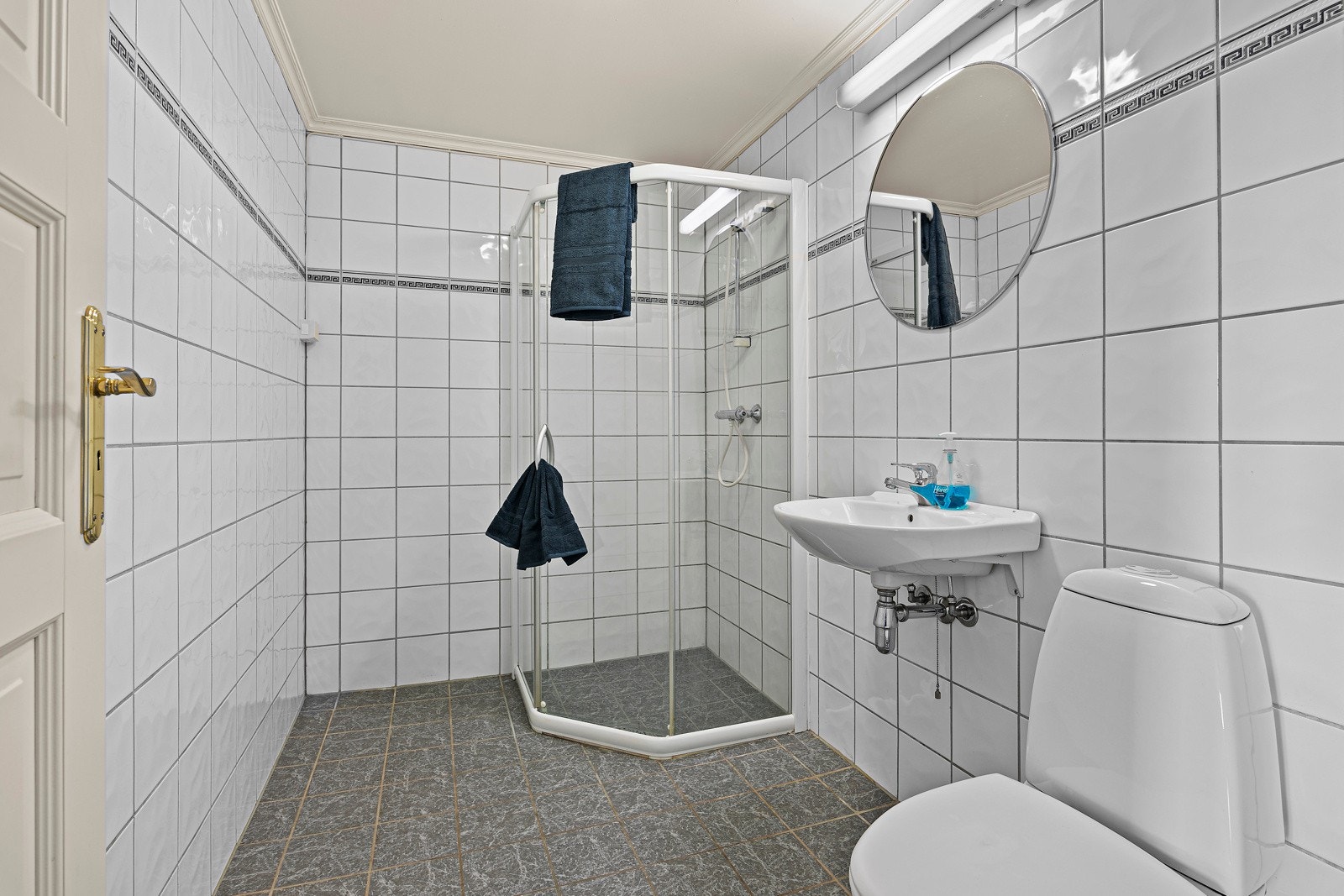 Bad nr 2 med dusjnisje, servant og toalett Galleribilde