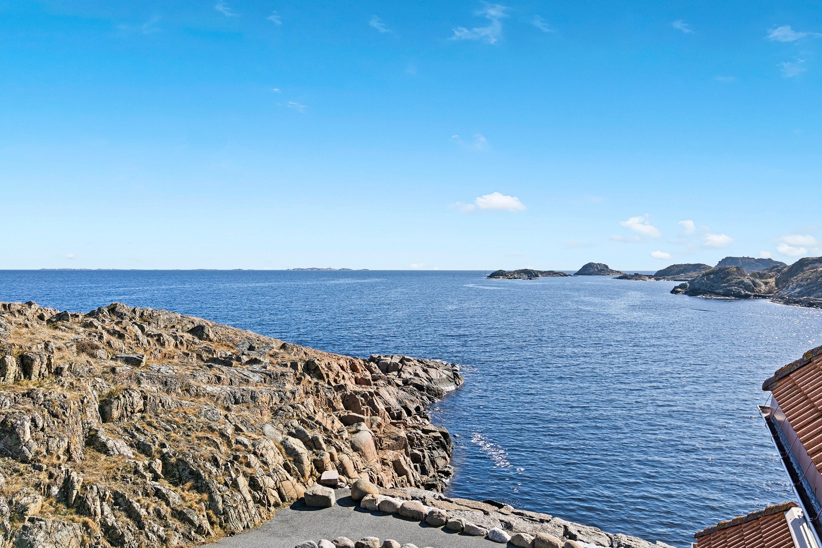 Sjøen, bølgeskvulp og måkeskrik er rett ved sameiet Galleribilde