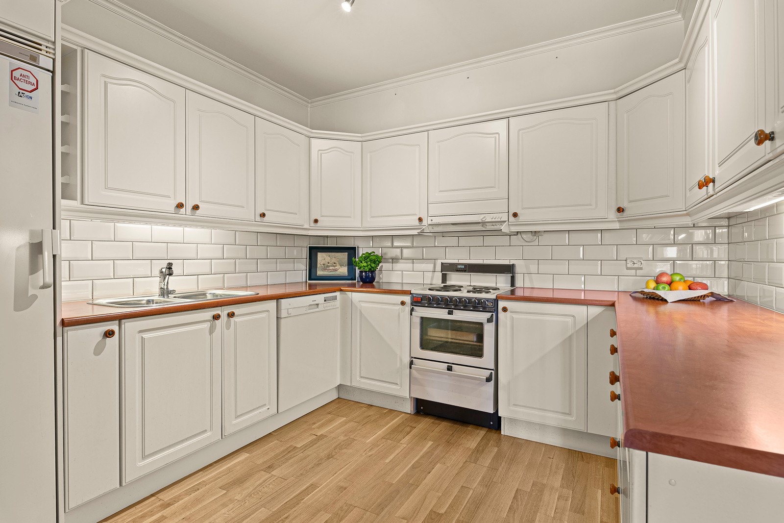 Romslig kjøkken med god benke- og skapplass Galleribilde