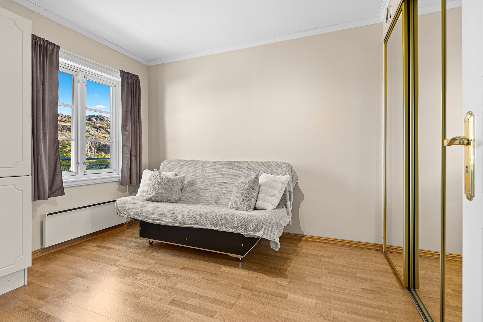 Soverom 2 med skyvedørsgarderobe og skap, samt god plass til seng, nattbord og kommode. Galleribilde