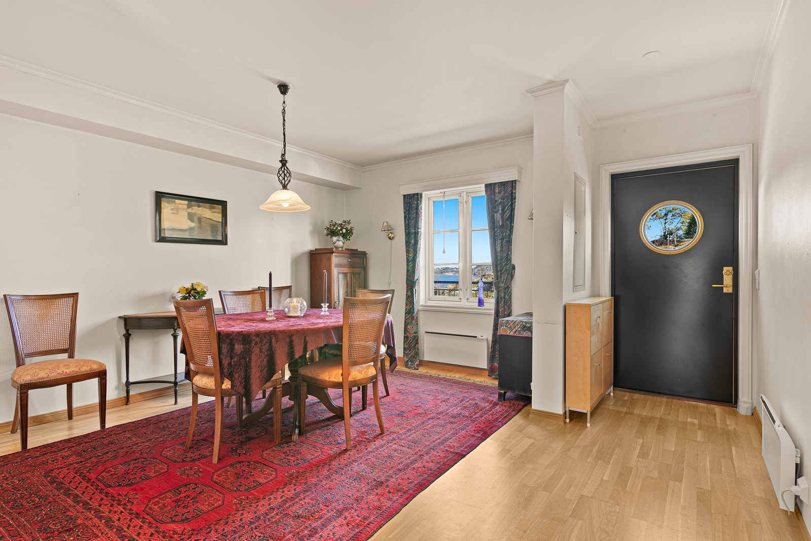 Spisestue - eller kanskje soverom, kontor, bibliotek? Her er det muligheter! Galleribilde