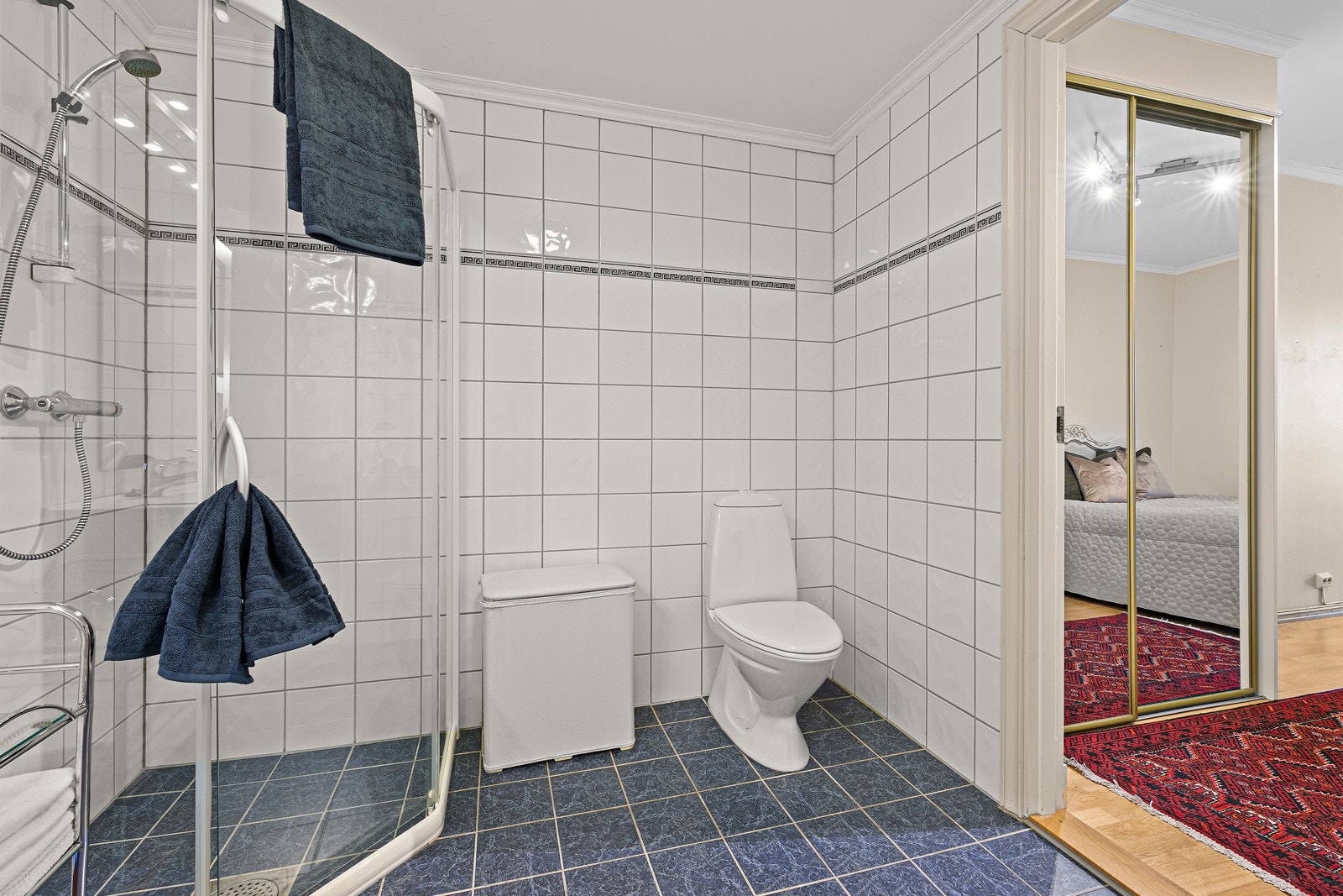 Innenfor hovedsoverommet er det eget flislagt bad Galleribilde