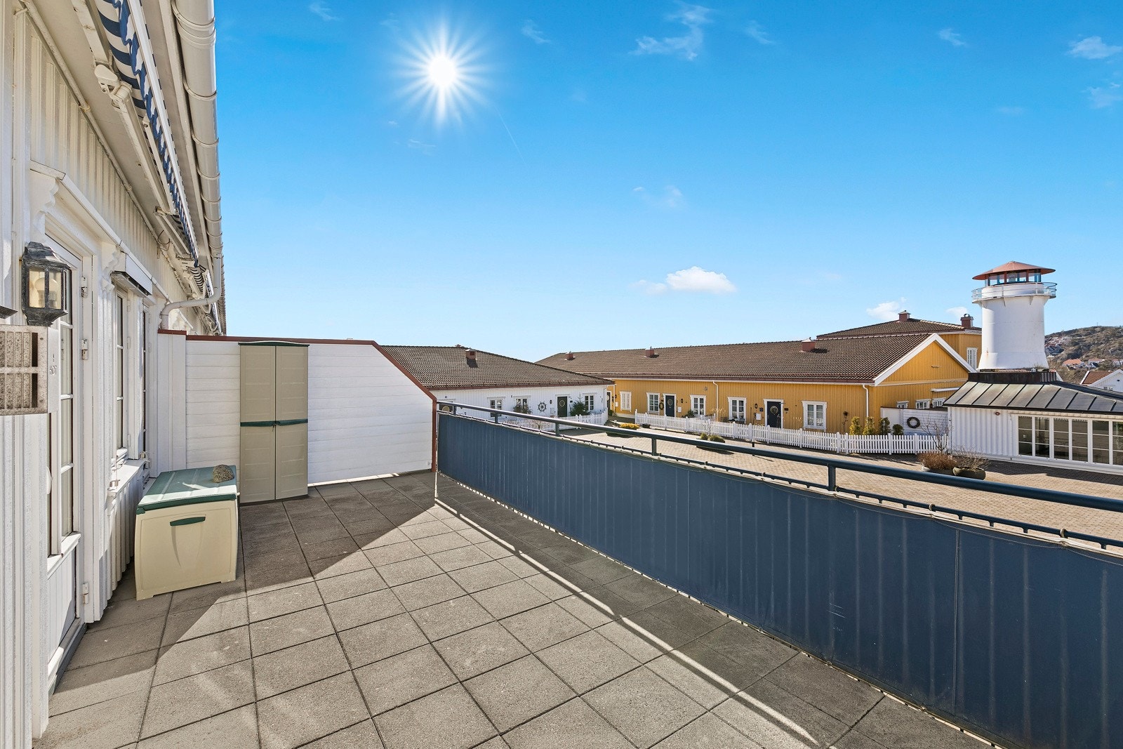 Utenfor stuen er det en stor terrasse med gode solforhold og god plass til sittegrupper og solsenger Galleribilde