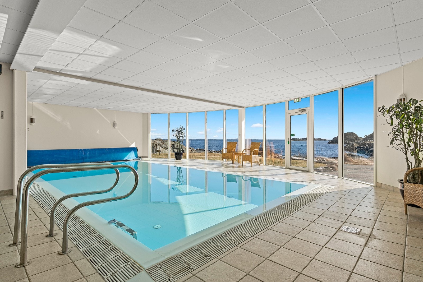 Sameiet har en nydelig velværeavdeling med oppvarmet svømmebasseng, med utsikt til Svenner fyr Galleribilde