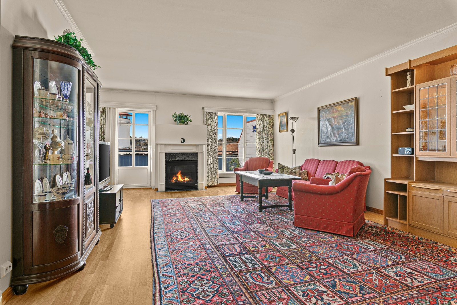 Det er en meget romslig og lys stue med store vindusflater Galleribilde