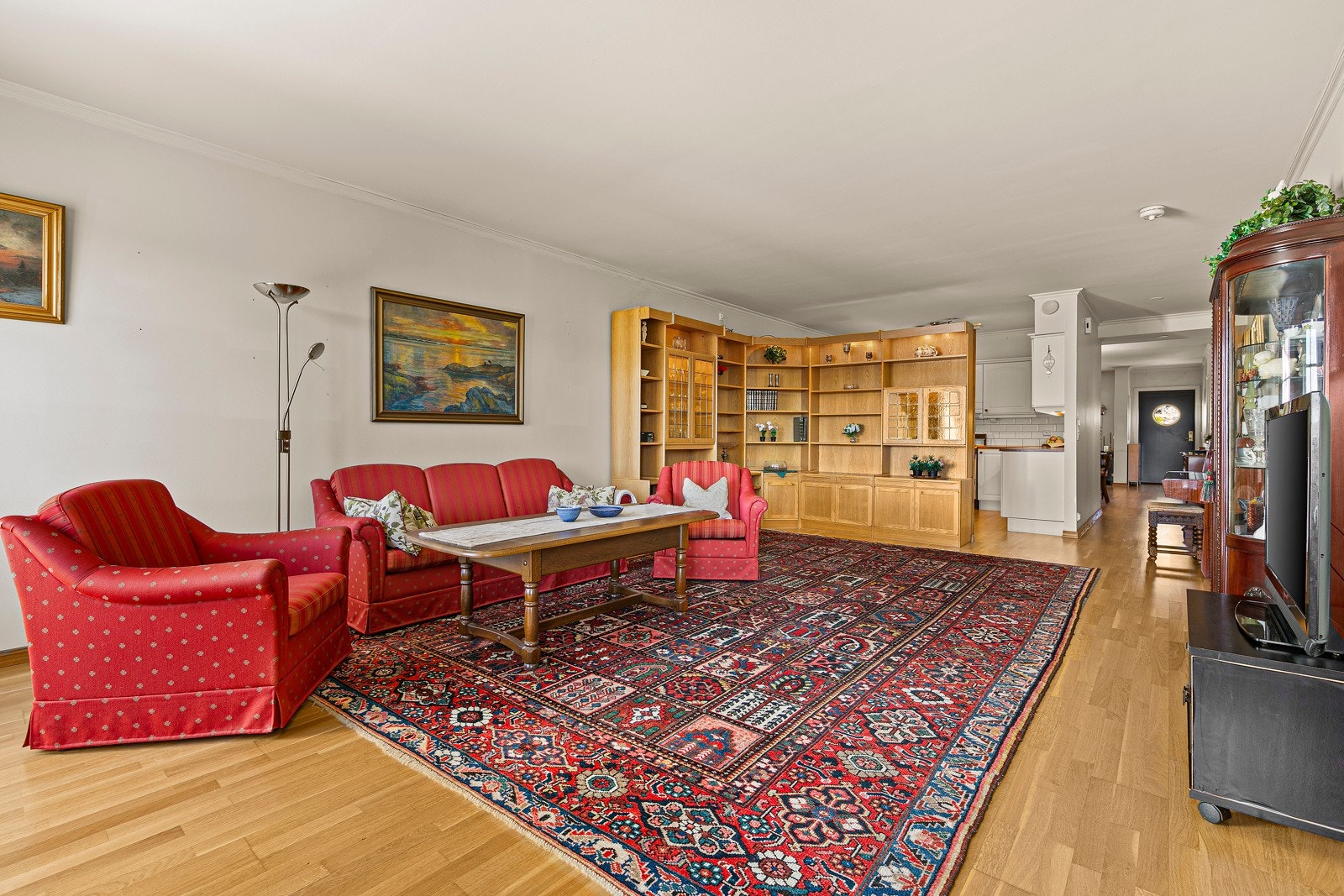 Stue med plass til flere sittegrupper Galleribilde