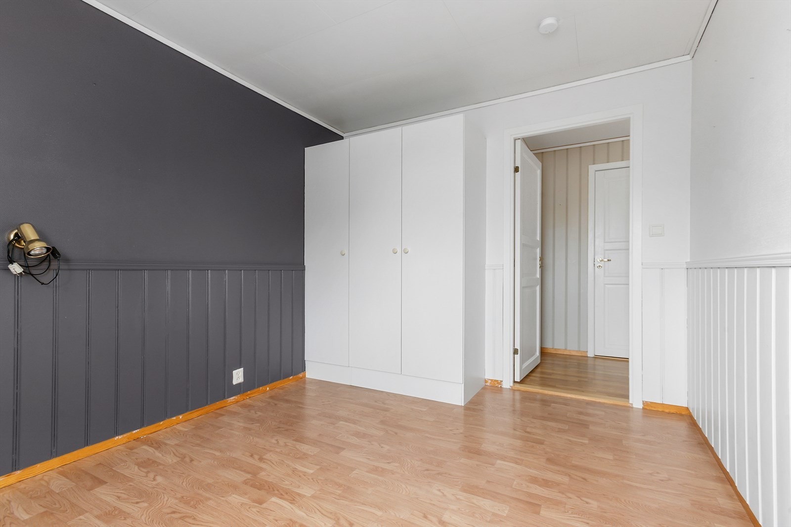 Plass til dobbeltseng og nattbord, og med oppbevaringsplass i garderobeskap. Galleribilde