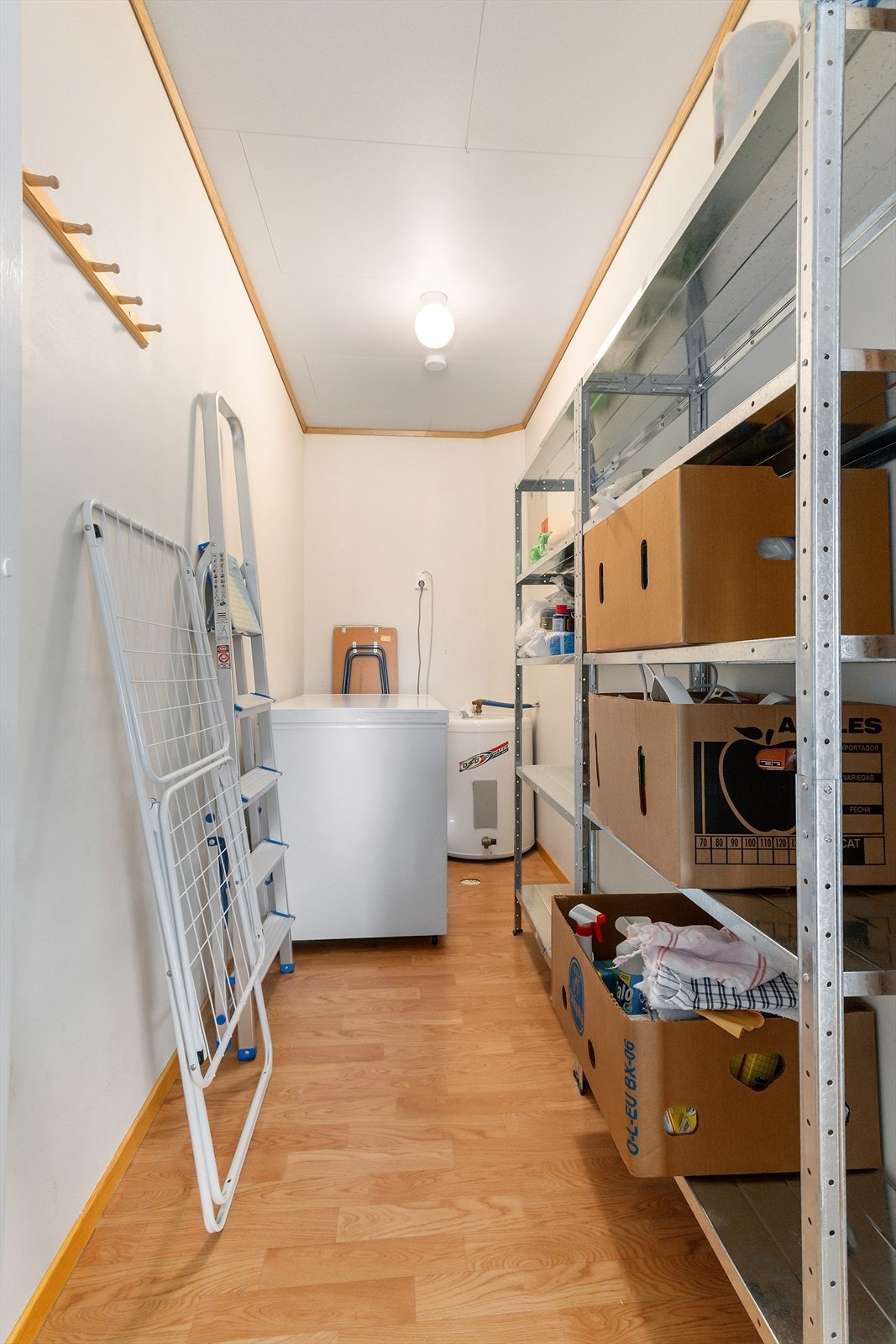 Innvendig bod med god plass. Løs reol og fryseboks medfølger. Galleribilde