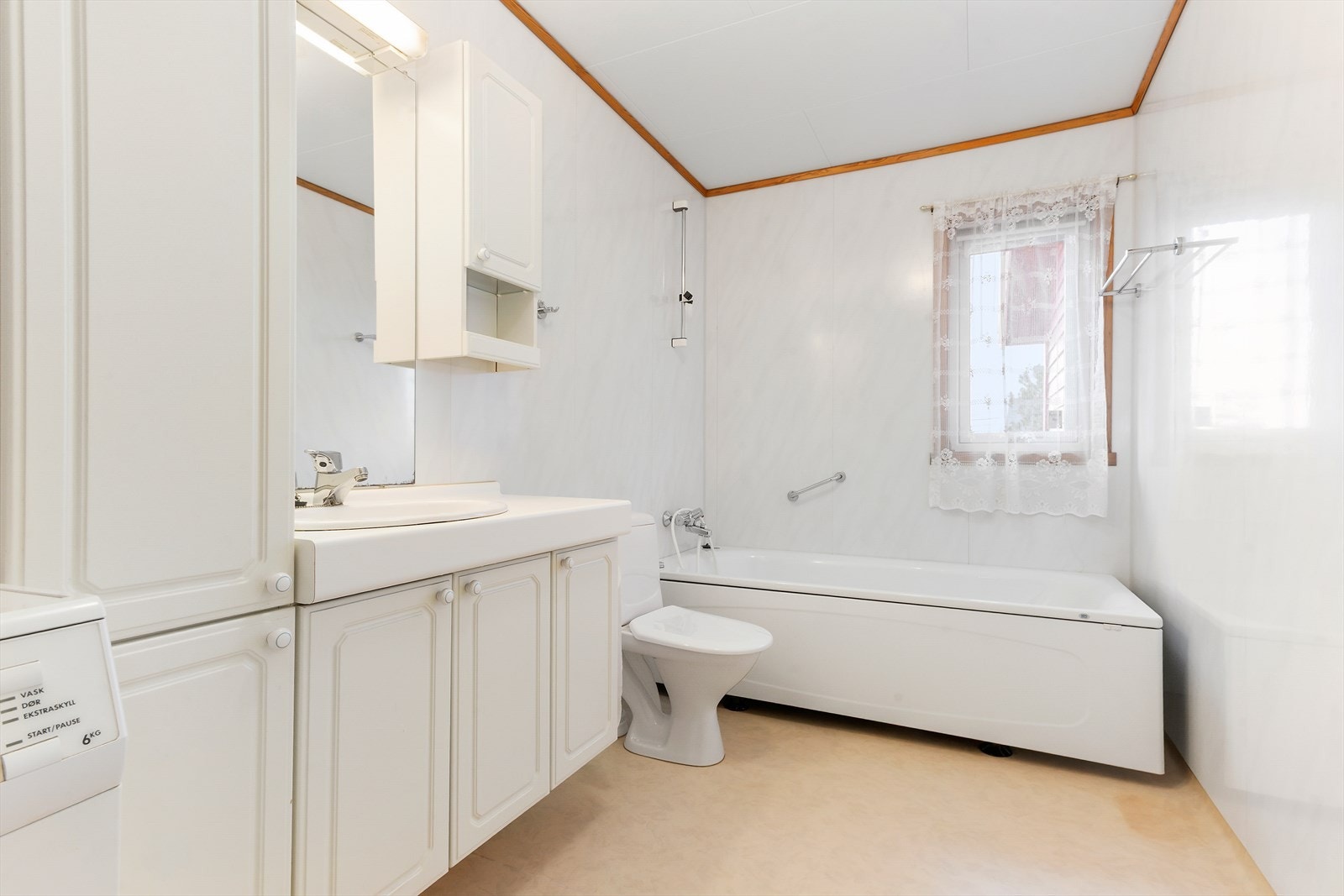 Bad med belegg på gulv og baderomsplater på vegger. Galleribilde