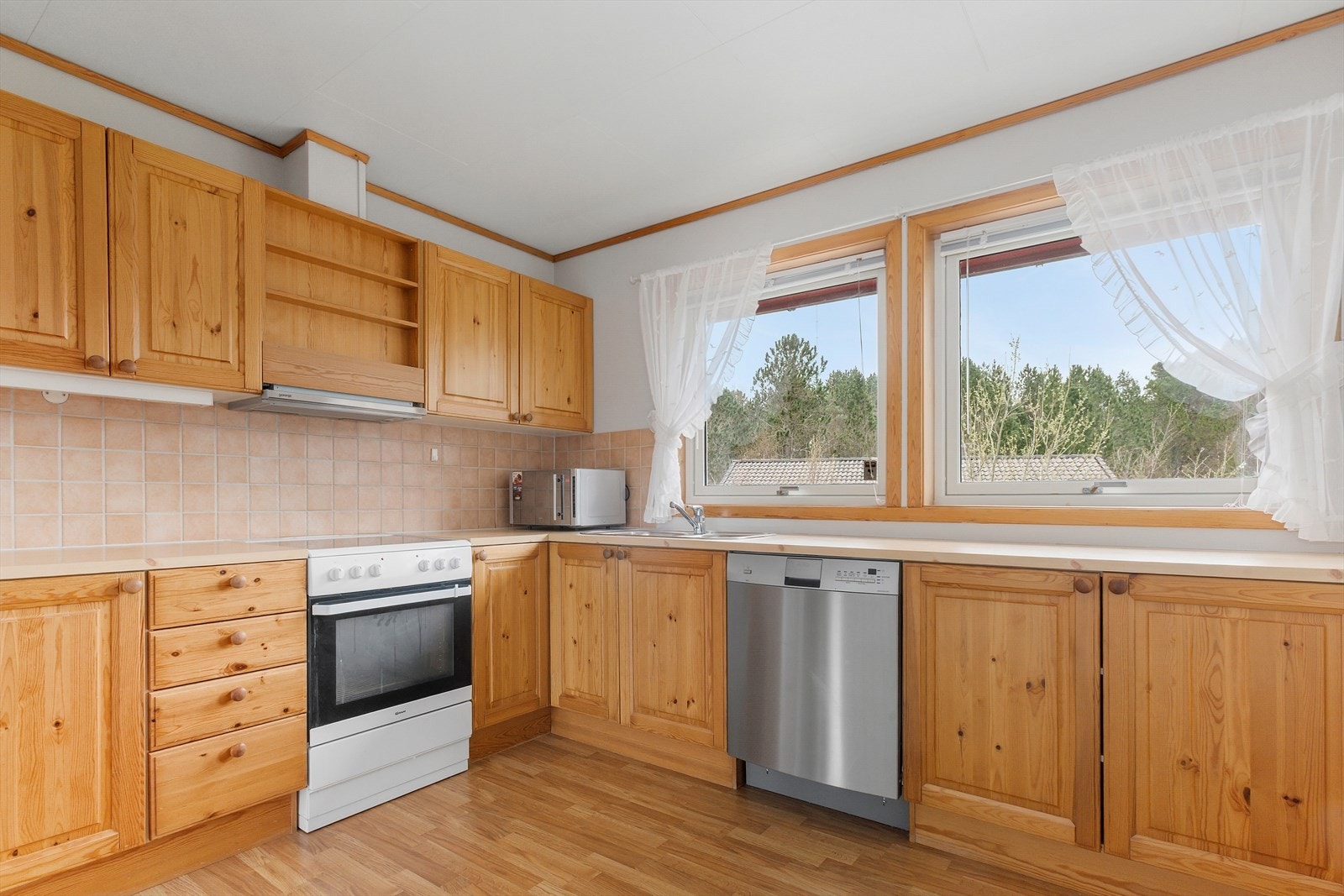 Rikelig med skap- og benkeplass i over- og underskap. Galleribilde