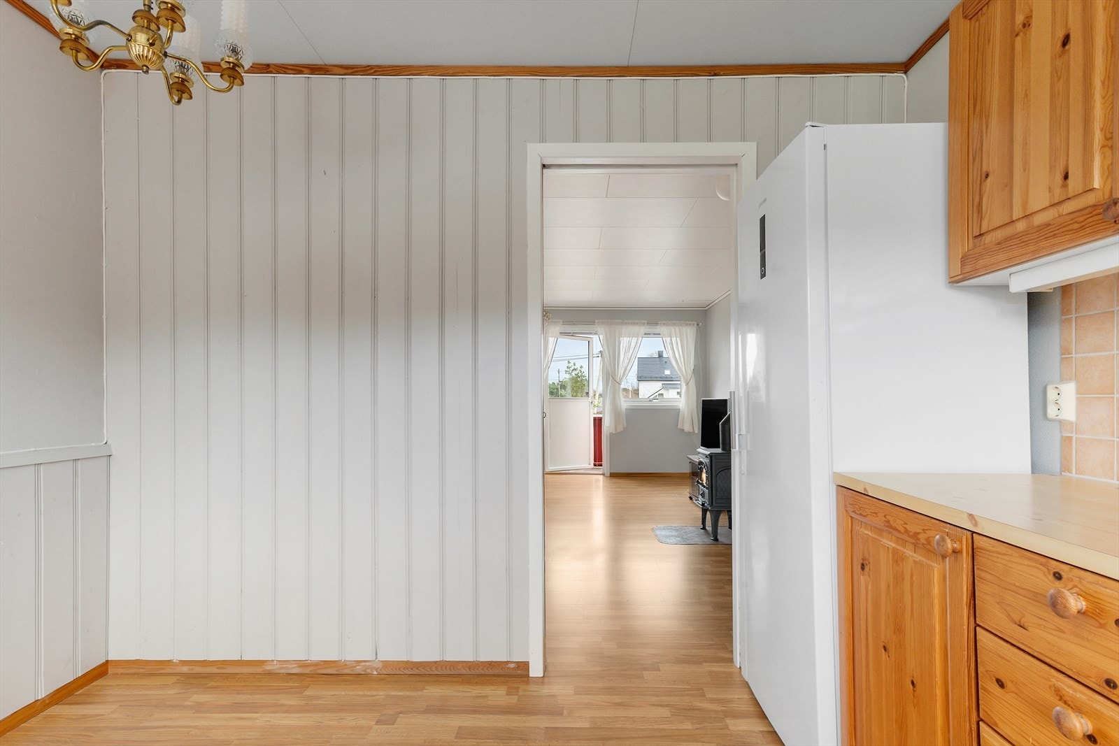Fra stue er det tilkomst til boligens kjøkken. Galleribilde
