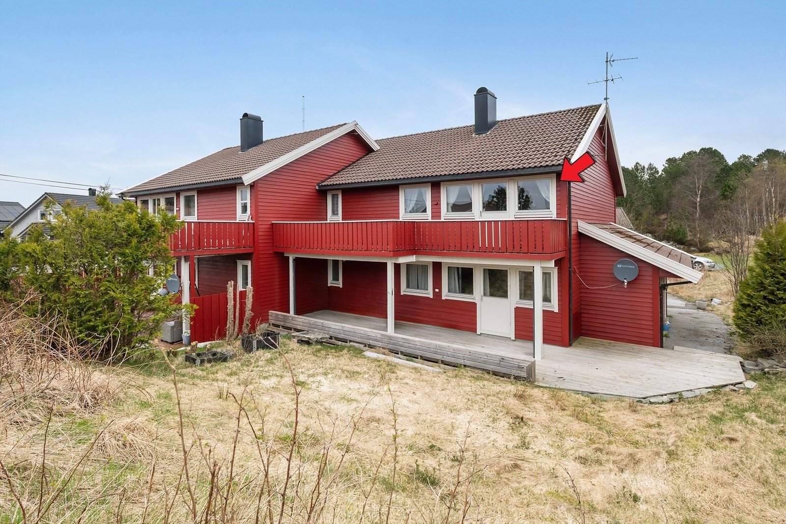 Fasade mot sørvest. Leiligheten ligger i 2. etg. Galleribilde