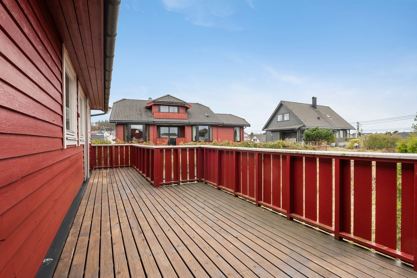 Fra stuen er det utgang til sørvestvendt altan. Galleribilde