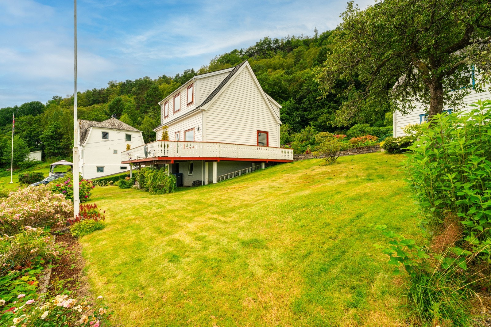 Pent opparbeidet hage med plommetrær, pærer, moreller, bjørnebær, rips mm. Galleribilde