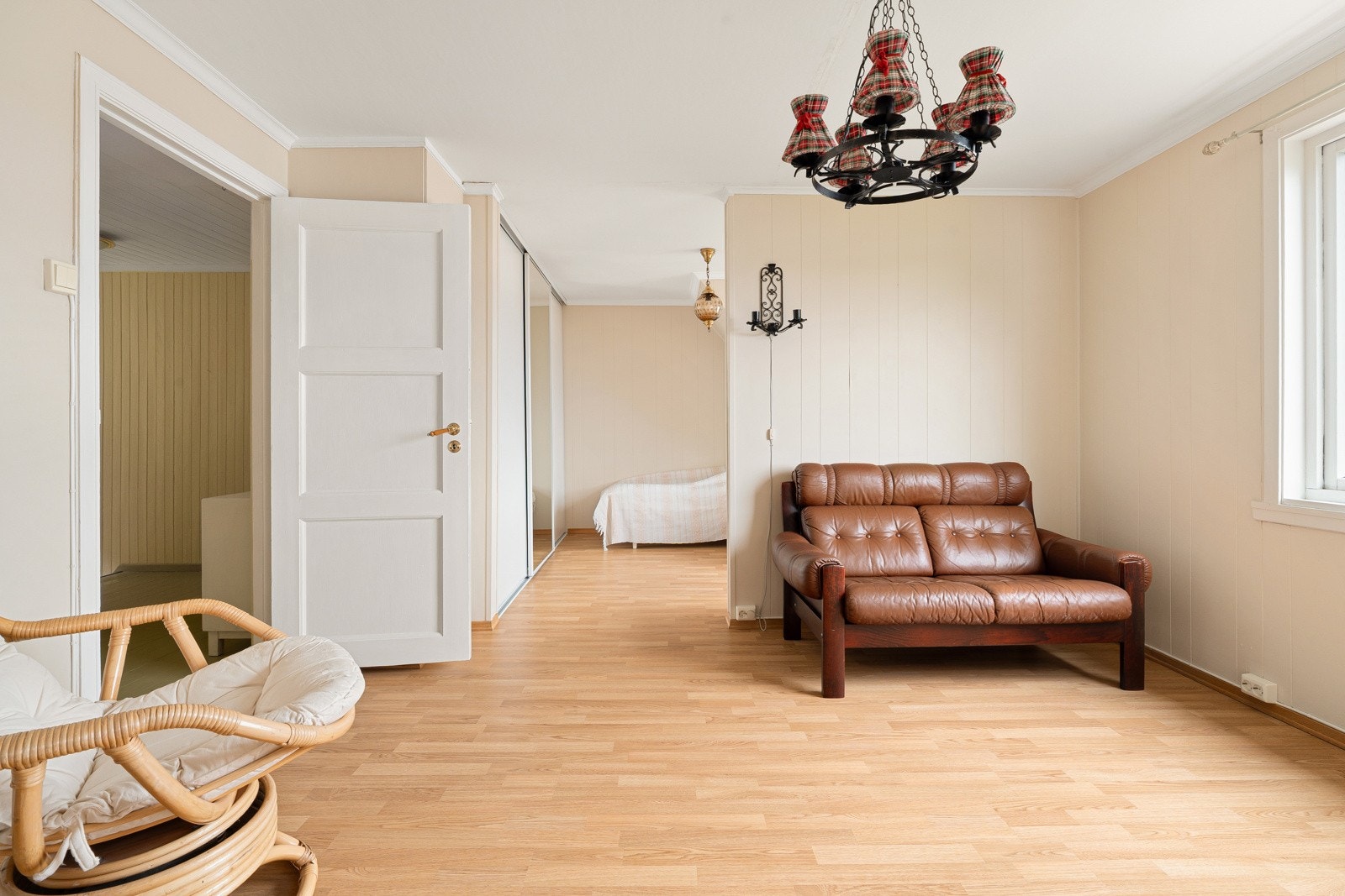 Stuen har sovealkove i bakkant - Det er ikke dør inn dit slik eiendommen er idag Galleribilde