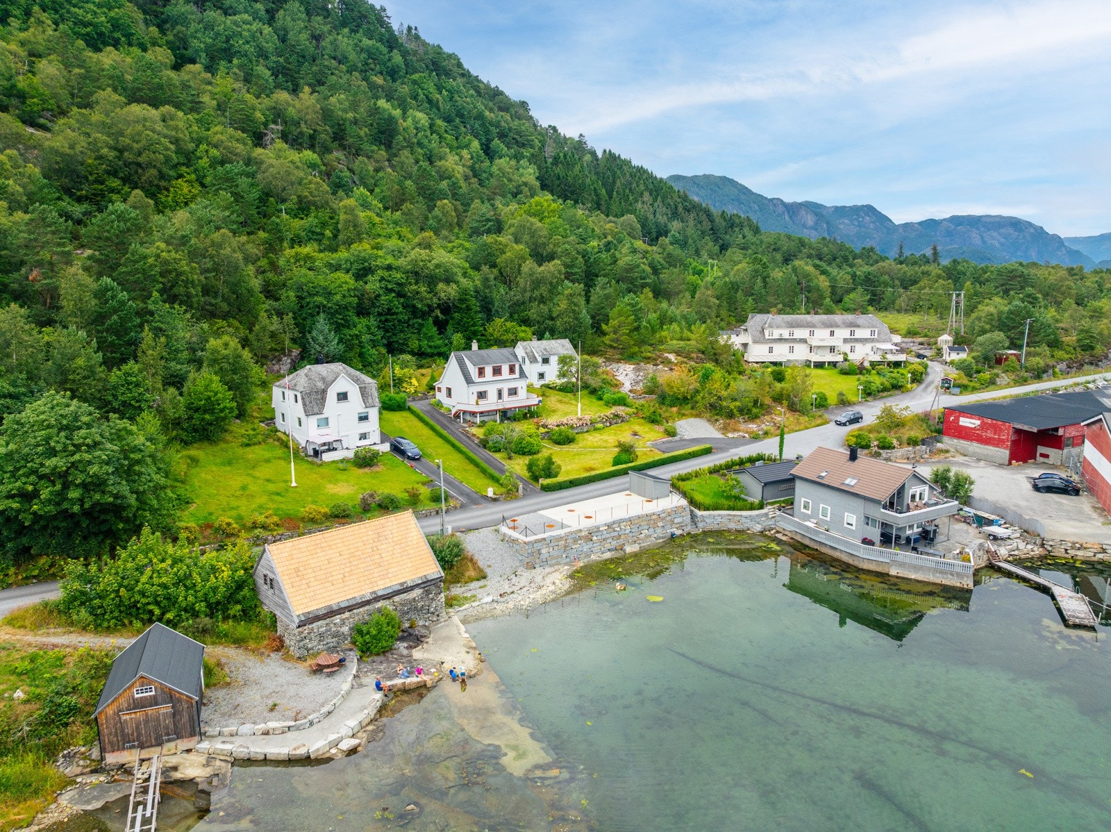 Boligen ligger fint til med god utsikt mot Bjørnafjorden Galleribilde