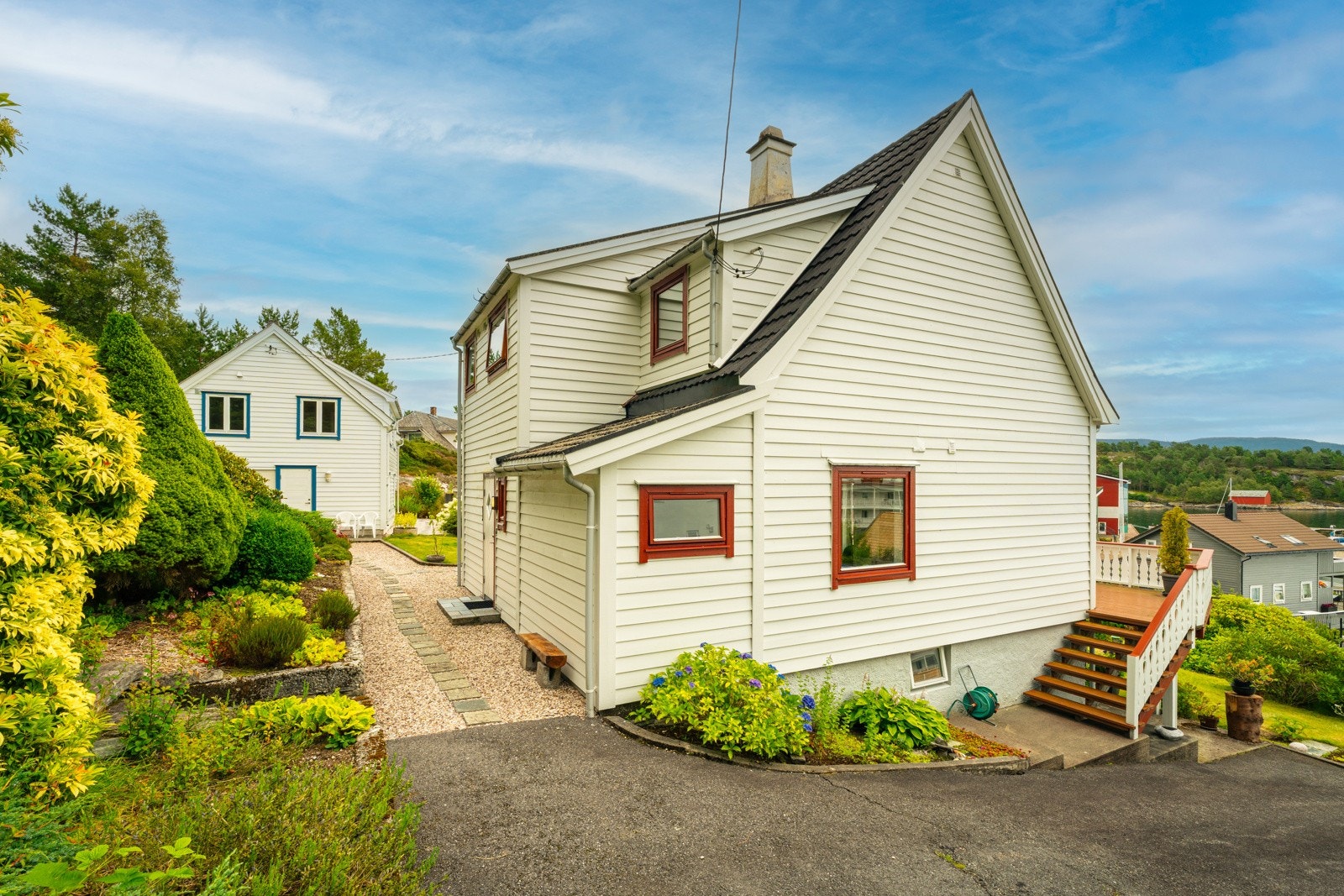 Hovedhuset går over 3 plan, og har boligarealer over 2, og egen kjeller på 35 kvm med utvendig inngang Galleribilde
