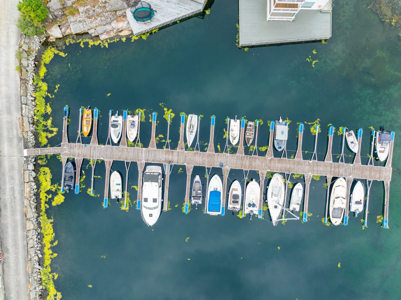 I bilde er det båtplass oppe til venstre - Den nærmest land Galleribilde