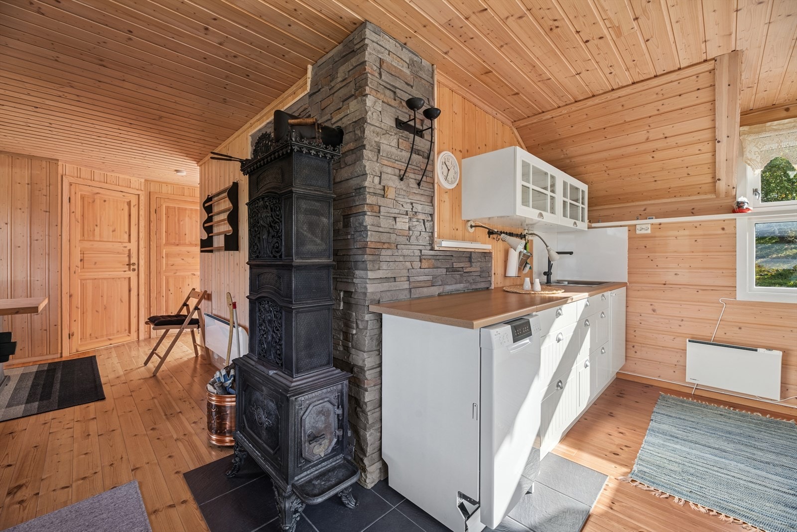 En vedovn bidrar med både effektiv oppvarming og en lun, koselig atmosfære, perfekt for kalde dager og hyggelige kvelder innendørs. Galleribilde