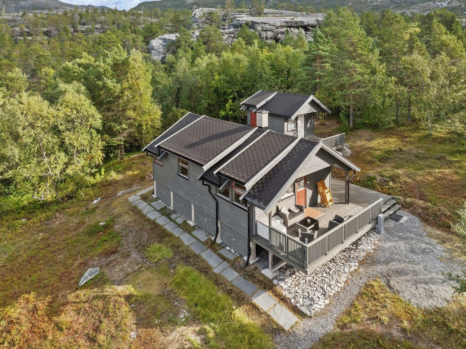 Området er kjent for sin rike kulturhistorie og mektige natur, og byr på en rolig og avslappende atmosfære, perfekt for deg som søker et fristed fra hverdagen. Galleribilde