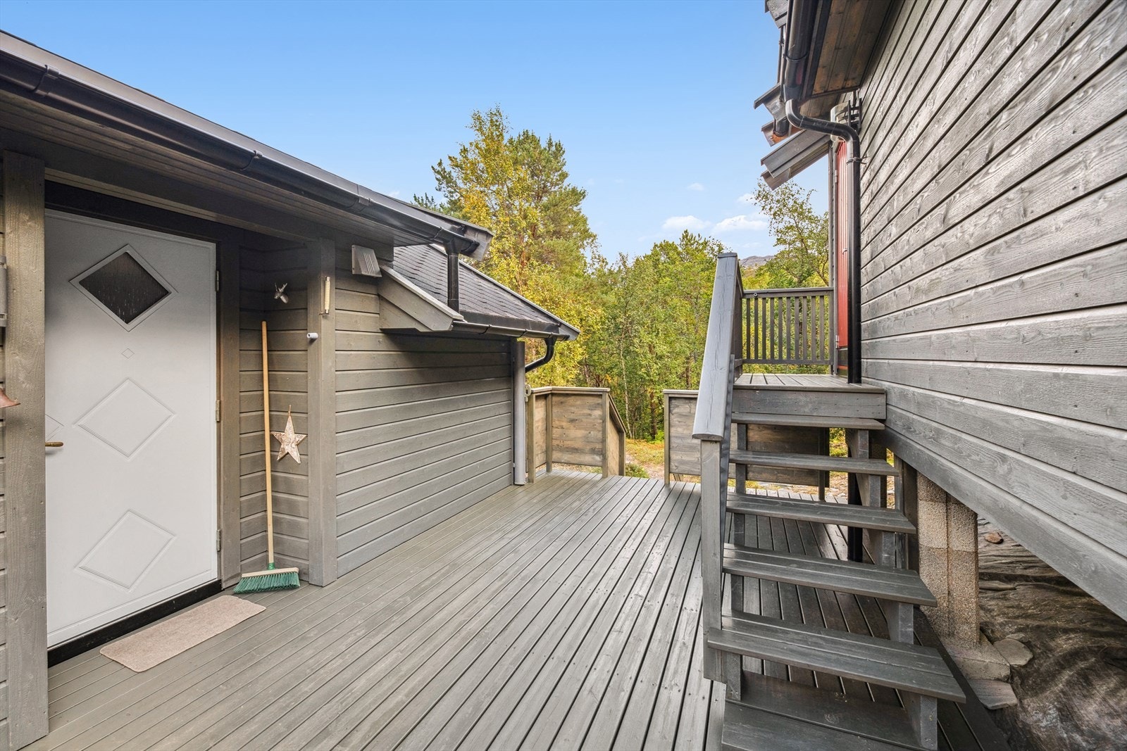 Et lunt uteområde mellom hytta og annekset. Galleribilde