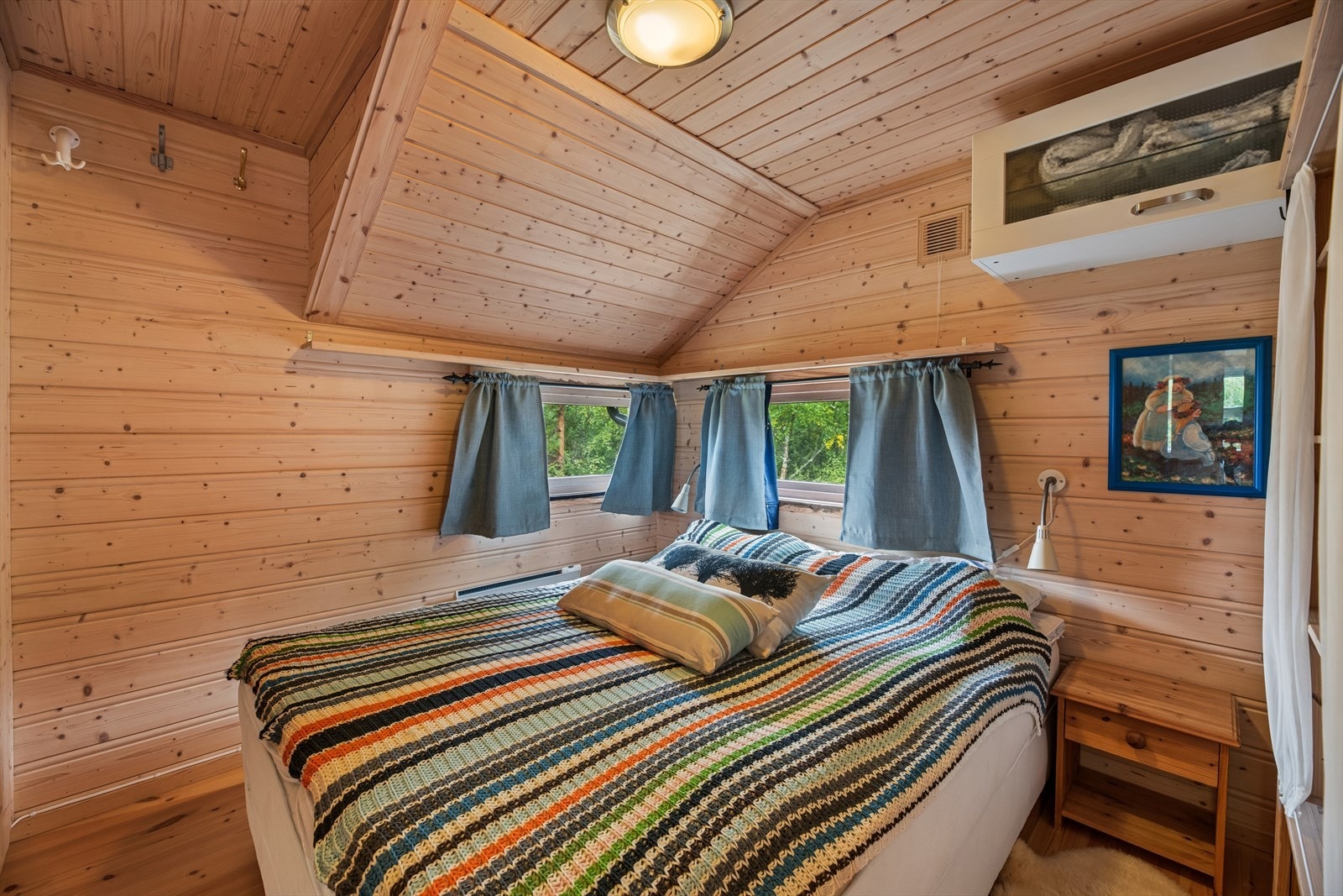 Soverom med god plass til en stor seng. Galleribilde