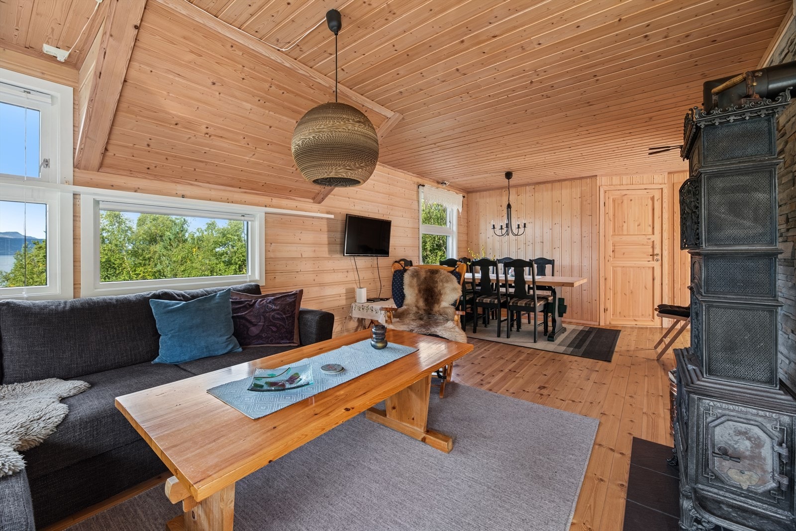 Stuen har en romslig utforming med god plass til både sofagruppe og spisebord, noe som gir fleksible møbleringsmuligheter og en sosial sone for både avslapning og måltider. Galleribilde