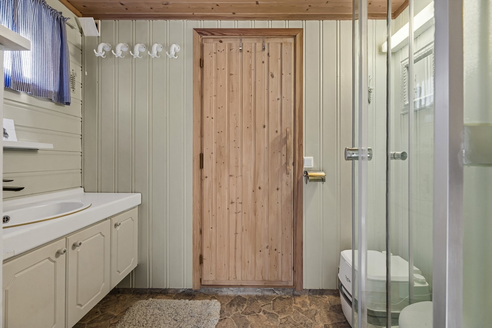 Fra badet er det direkte tilgang til en badstue, noe som gir en ekstra mulighet for avslapning og velvære etter en lang dag ute i naturen. Galleribilde