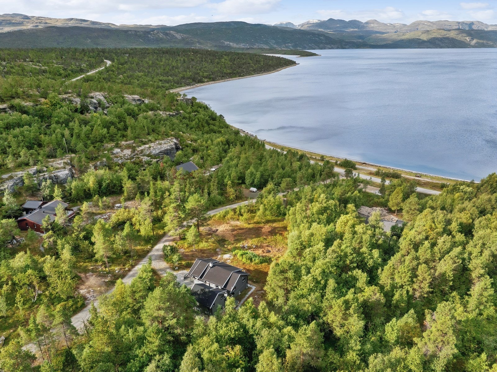 Dronefoto av hytta og omgivelsene. Galleribilde
