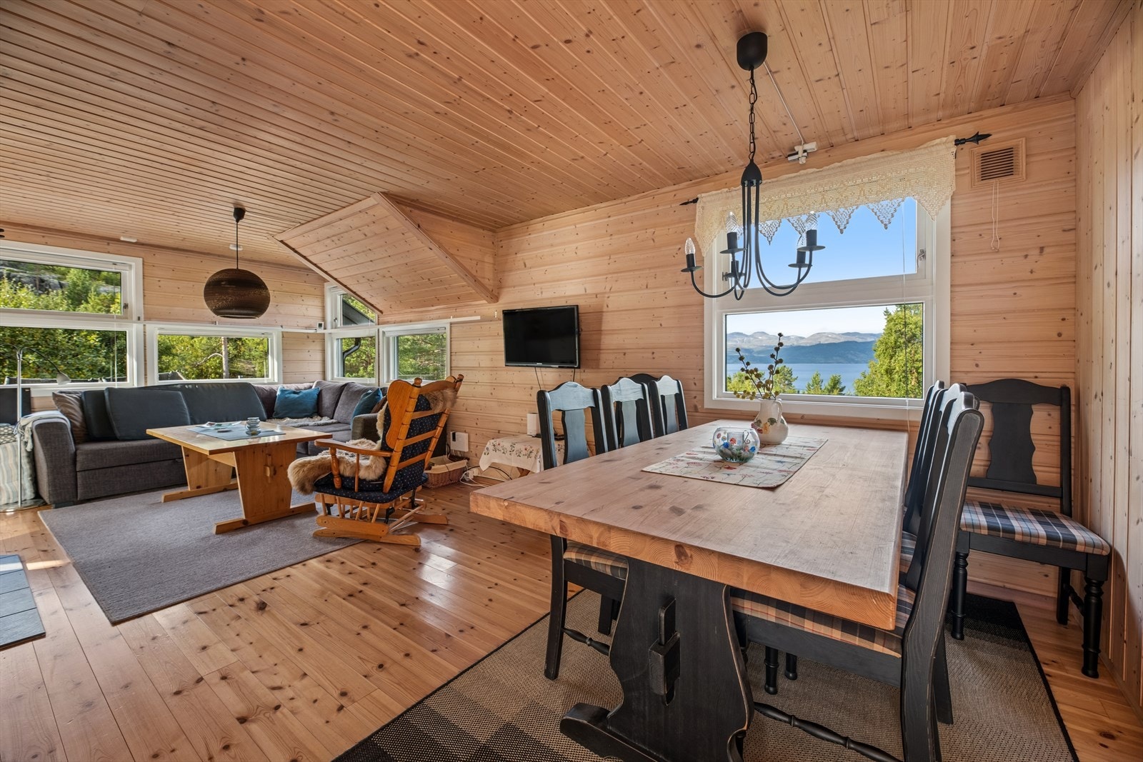 Stuen oppleves som lun og innbydende. Galleribilde