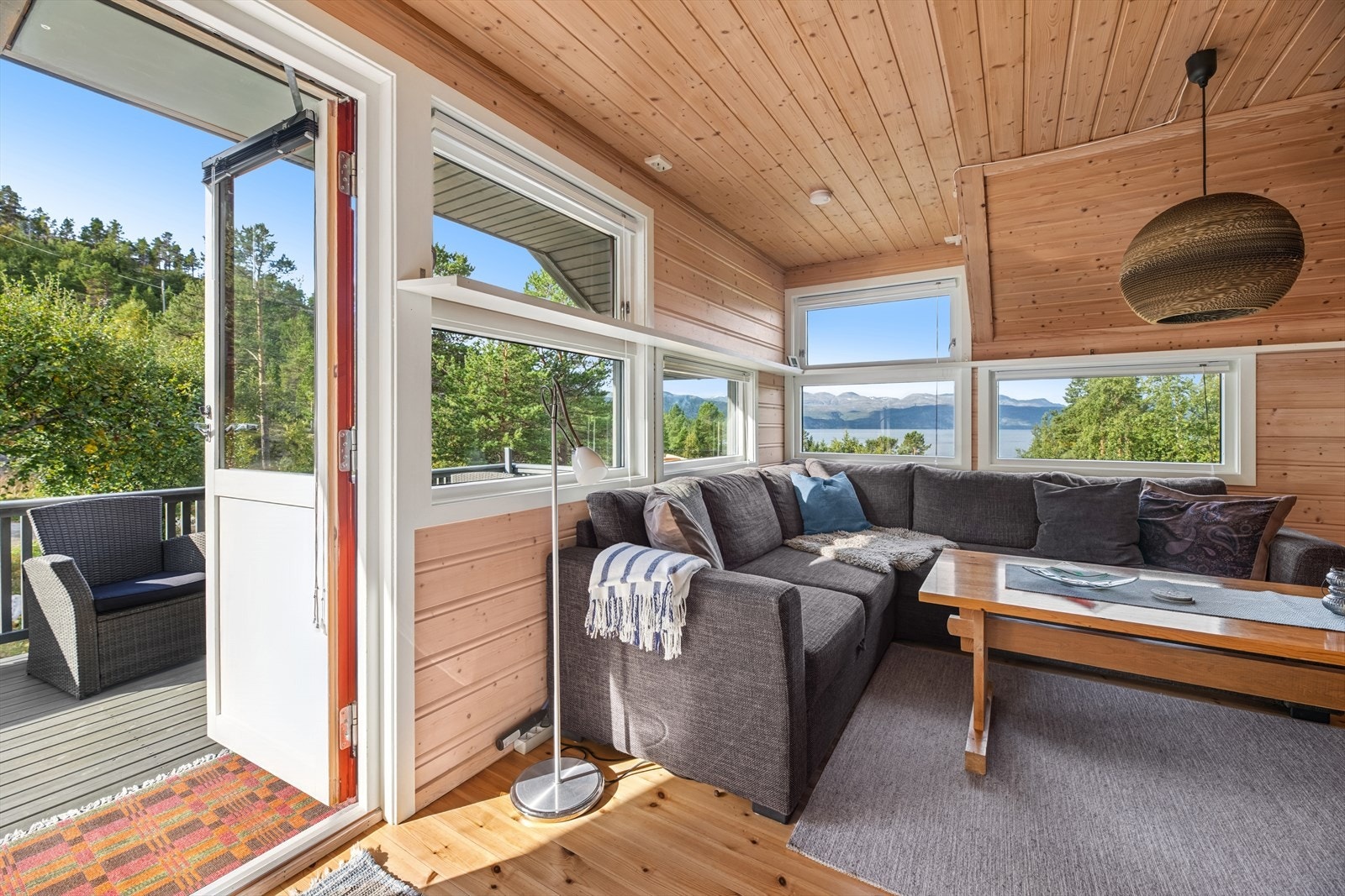 Fra stuen er det direkte utgang til en terrasse, som forlenger oppholdsrommet ut i naturen og gir en fin overgang mellom inne- og uterom. Galleribilde