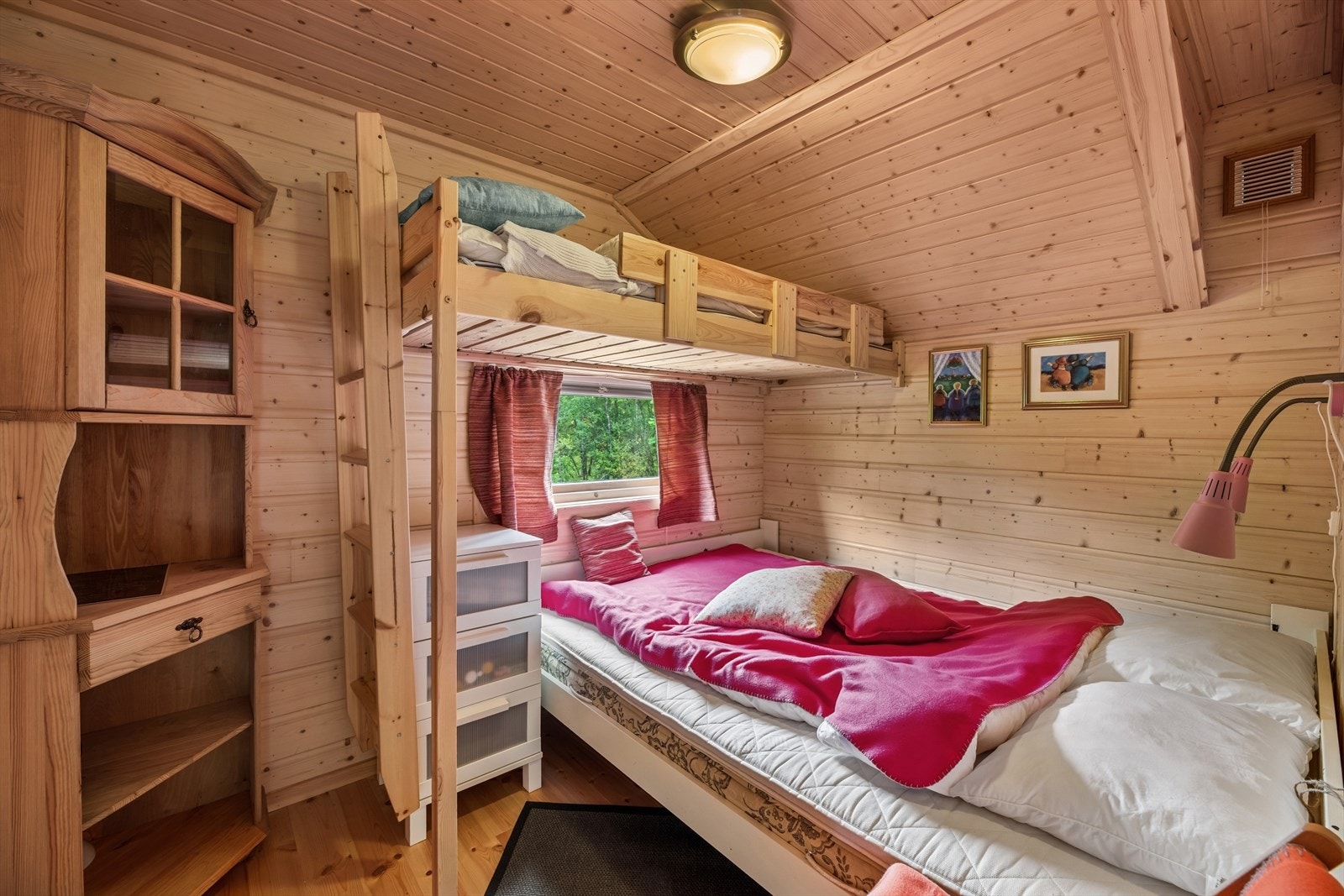 Soverommet har en kreativ og praktisk sengeløsning som gir rommet både særpreg og funksjonalitet. Galleribilde