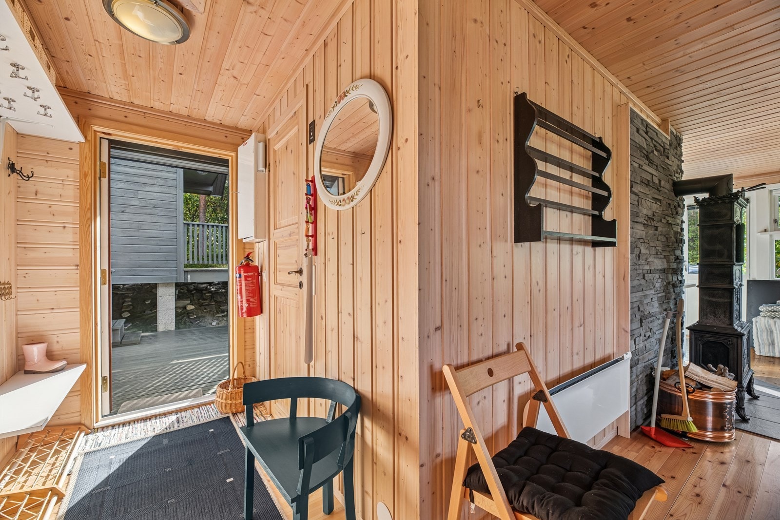 Entreen som ønsker deg velkommen inn har plass til å henge fra seg yttertøy og plassere fottøy. Galleribilde