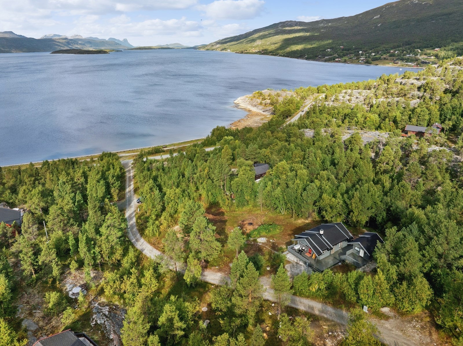 Her har du naturen rett utenfor døren, med et mangfold av turmuligheter både sommer og vinter. Galleribilde