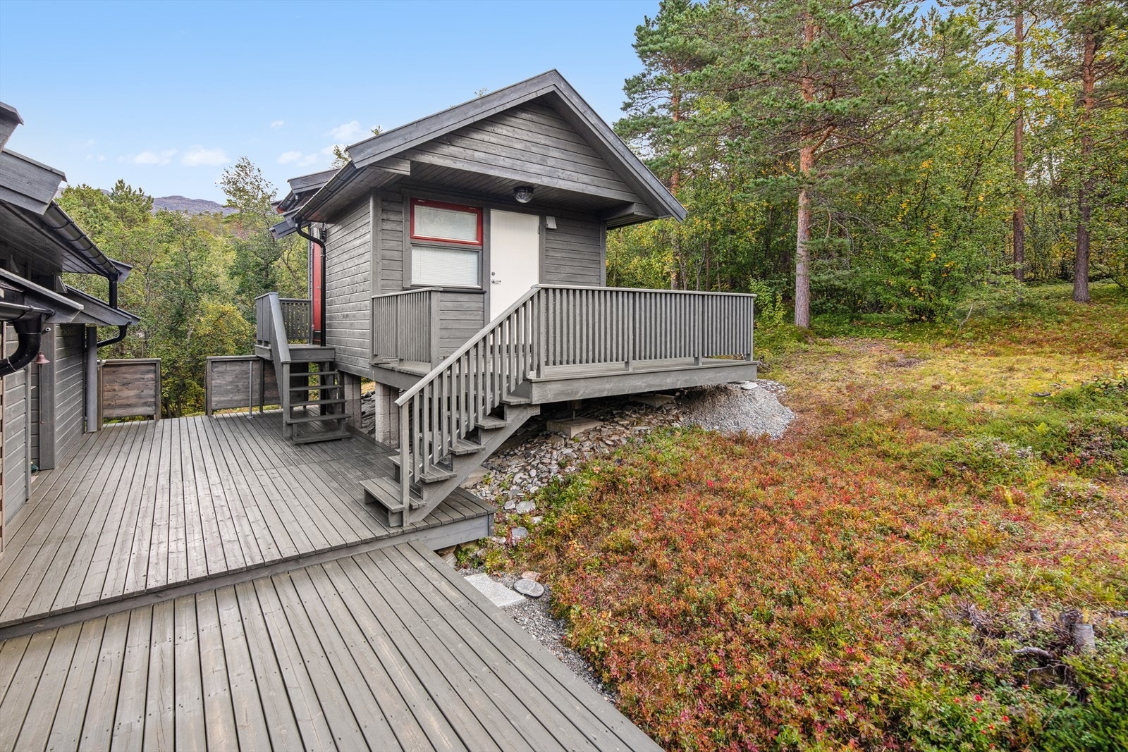 Mellom hytta og annekset er det anlagt en terrasse som binder byggene sammen og skaper en hyggelig uteplass. Galleribilde