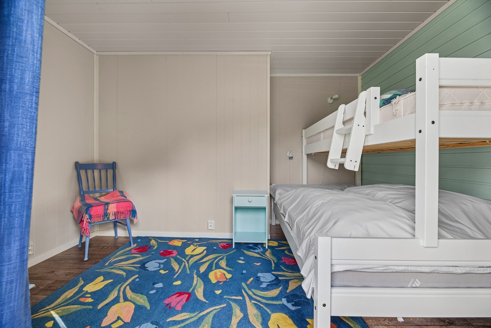 I annekset finner du et romslig soverom med god plass til både seng og oppbevaringsløsninger, ideelt som gjesterom eller for ekstra soveplasser. Galleribilde