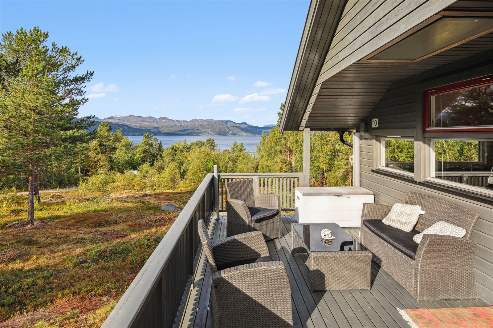 Terrassen er delvis overbygd, noe som gir ly for vær og vind, og har god plass til utemøbler, perfekt for avslappende stunder eller hyggelige måltider utendørs. Galleribilde