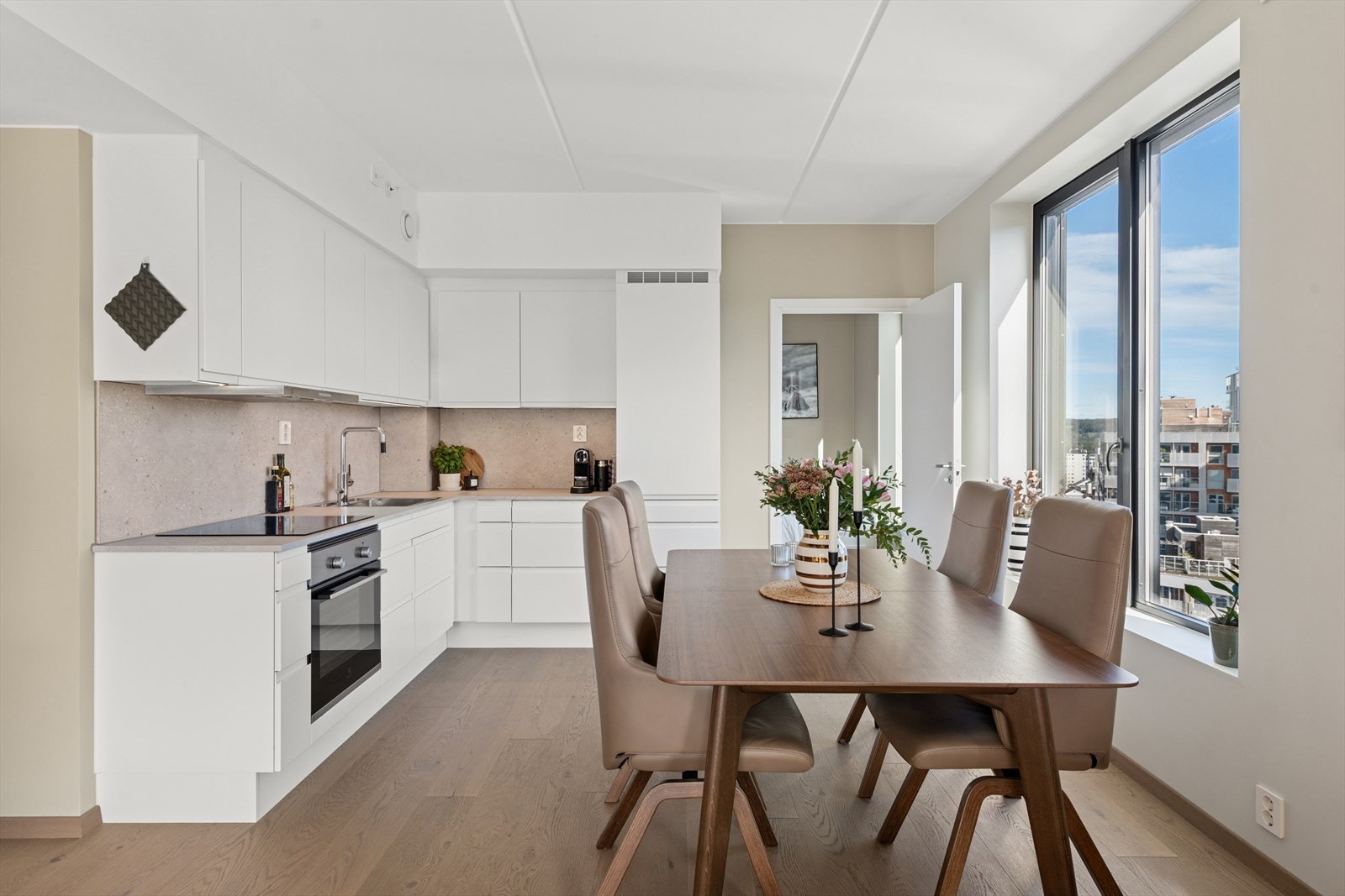 Kjøkken og spisestue. Galleribilde