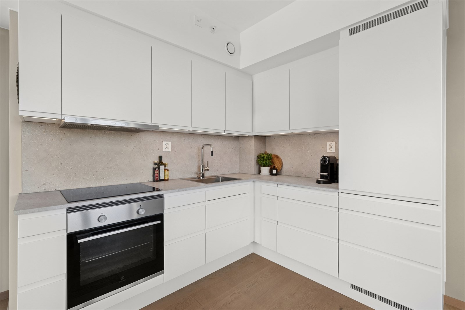 Kjøkkenet er rikelig utstyrt med skap-, skuff og benkeplass. Galleribilde