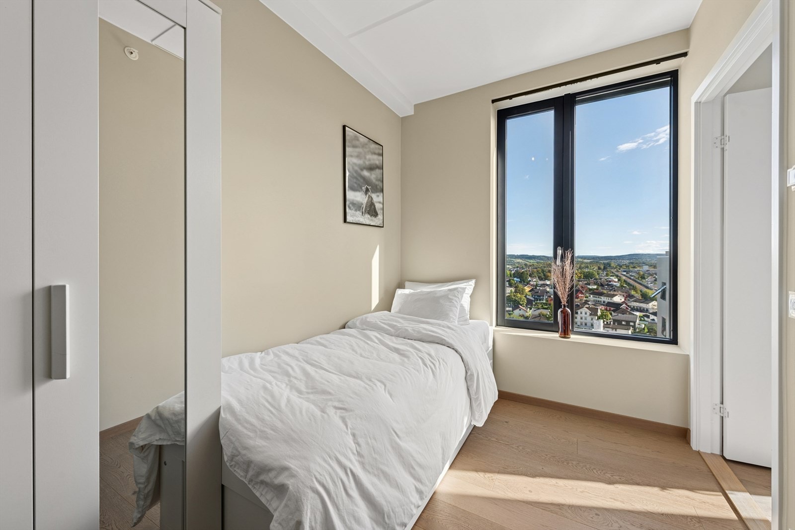 Soverom 2 passer ypperlig som barnerom, gjesterom, hobbyrom eller kontor. Galleribilde