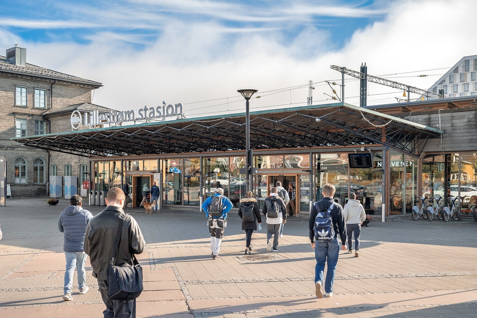 Lillestrøm stasjon er landets tredje største jernbanestasjon, målt i antall reisende. Her går hyppige avganger på både Gardemobanen, Hovedbanen og Kongsvingerbanen, og er et sentralt knutepunkt for lokaltog, Intercity-tog og Flytoget. Galleribilde