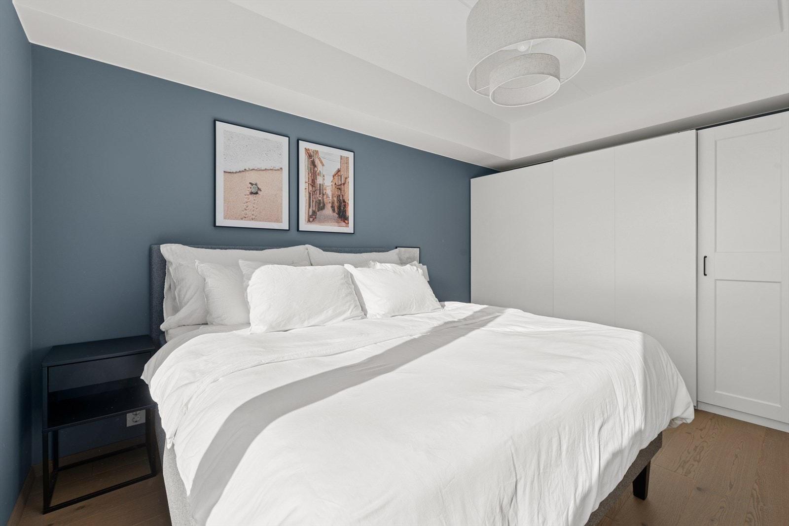 Hovedsoverommet er av god størrelse, med plass til både dobbeltseng og tilhørende soveromsmøblement. Galleribilde