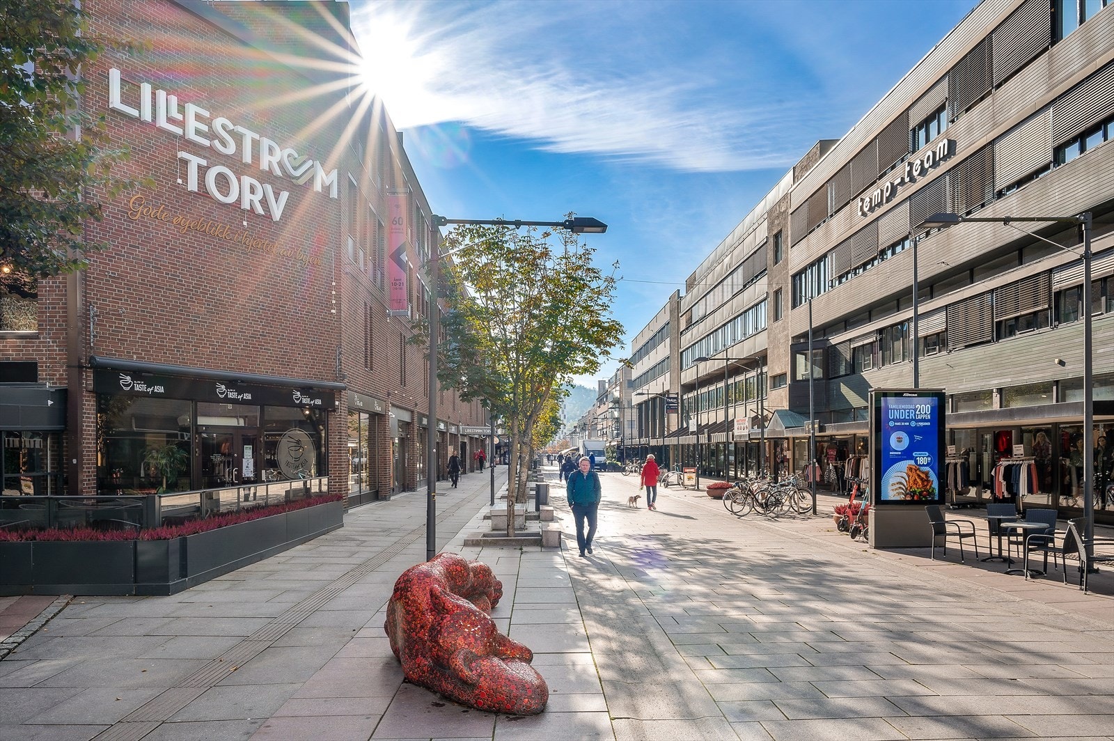 Gågata gjennom Lillestrøm sentrum byr på både butikker og serveringssteder med både mat og drikke. Galleribilde