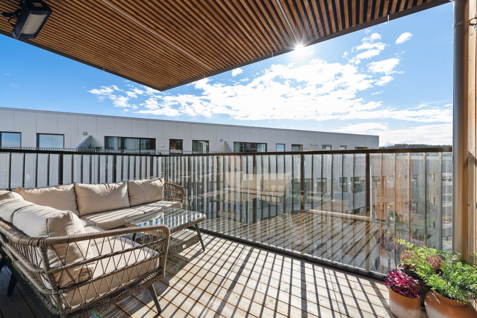 Balkongen er en ypperlig forlengelse av stuen på gode dager. Det er ettermontert glass på innsiden av rekkverket. Galleribilde