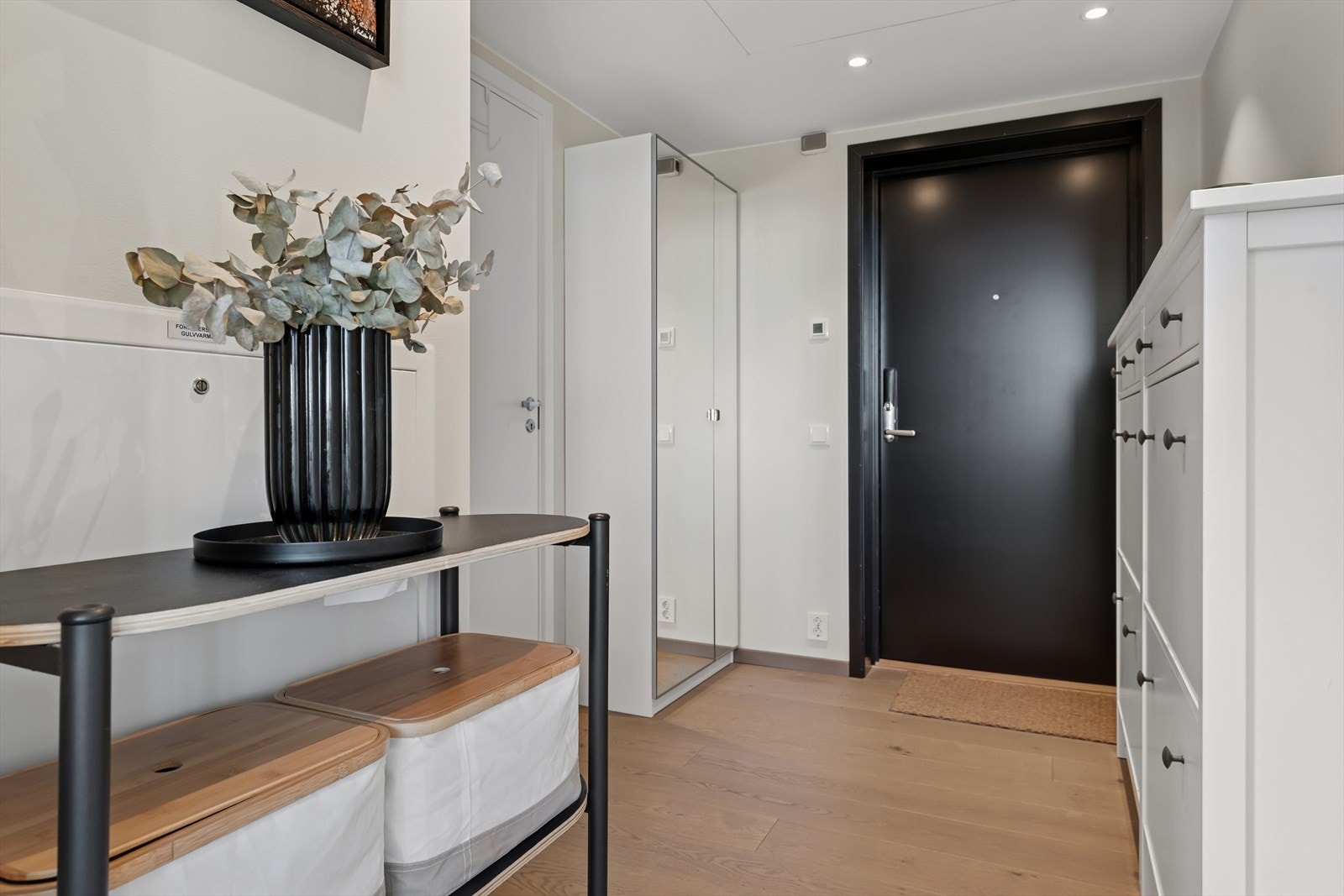 Lyst og innbydende inngangsparti. Her er det god plass til entrémøblement. Galleribilde