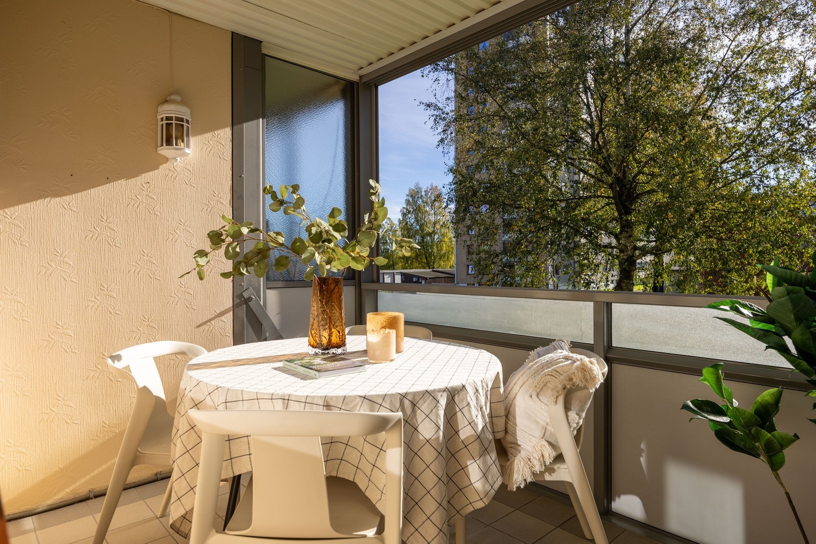 Siden balkongen er innglasset har man glede av den året rundt. Galleribilde