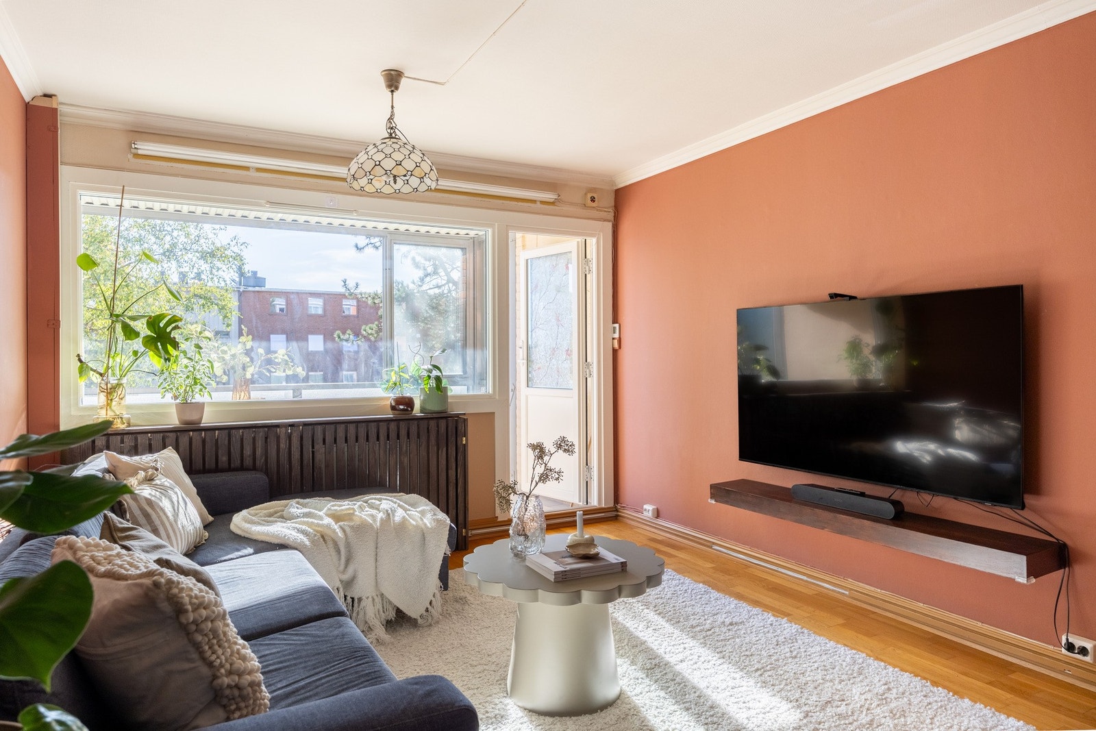 A-konto fyring og varmtvann, samt kabel-TV og internett er inkludert i felleskostnadene. Galleribilde