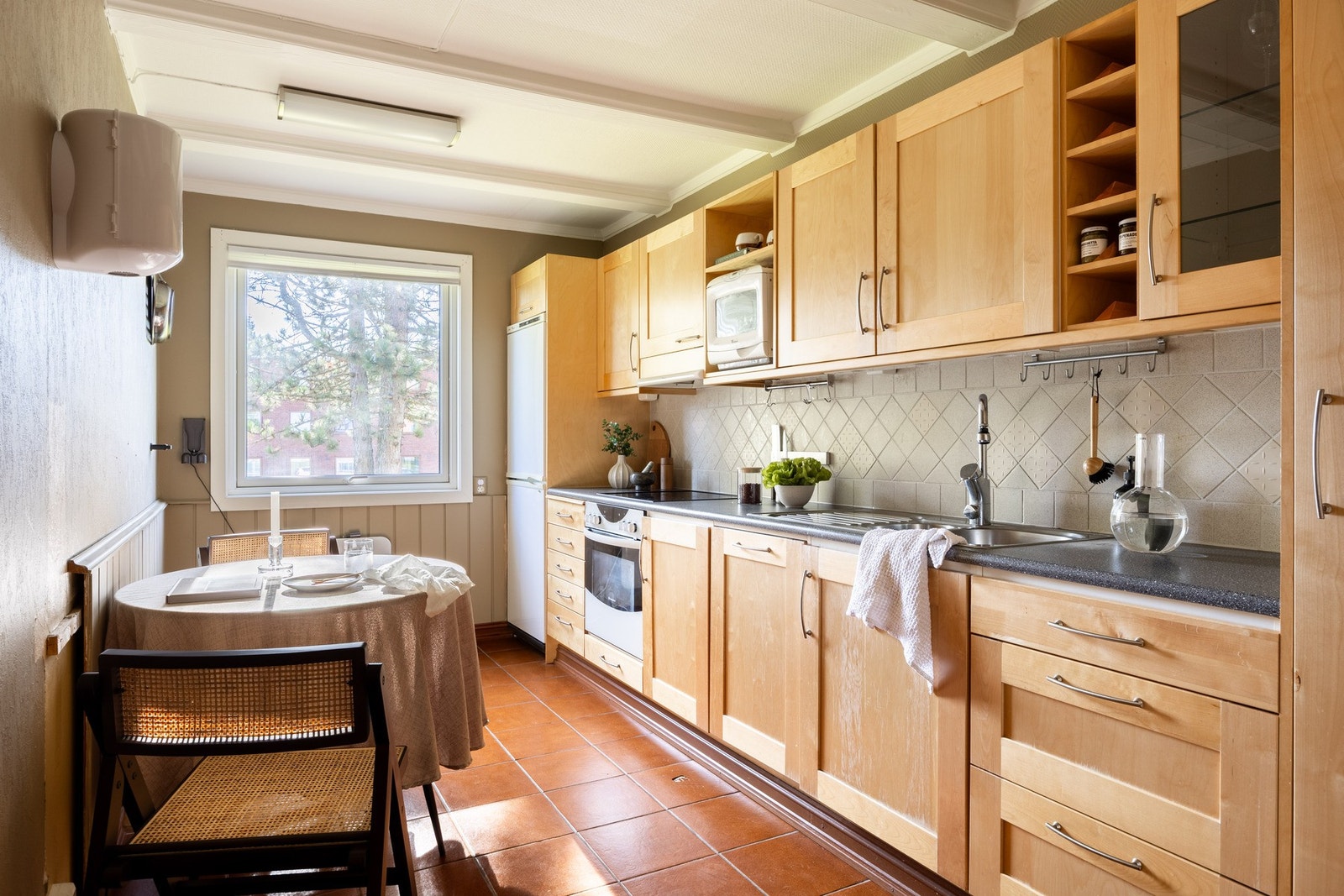 Leiligheten har et praktisk separat kjøkken. Galleribilde