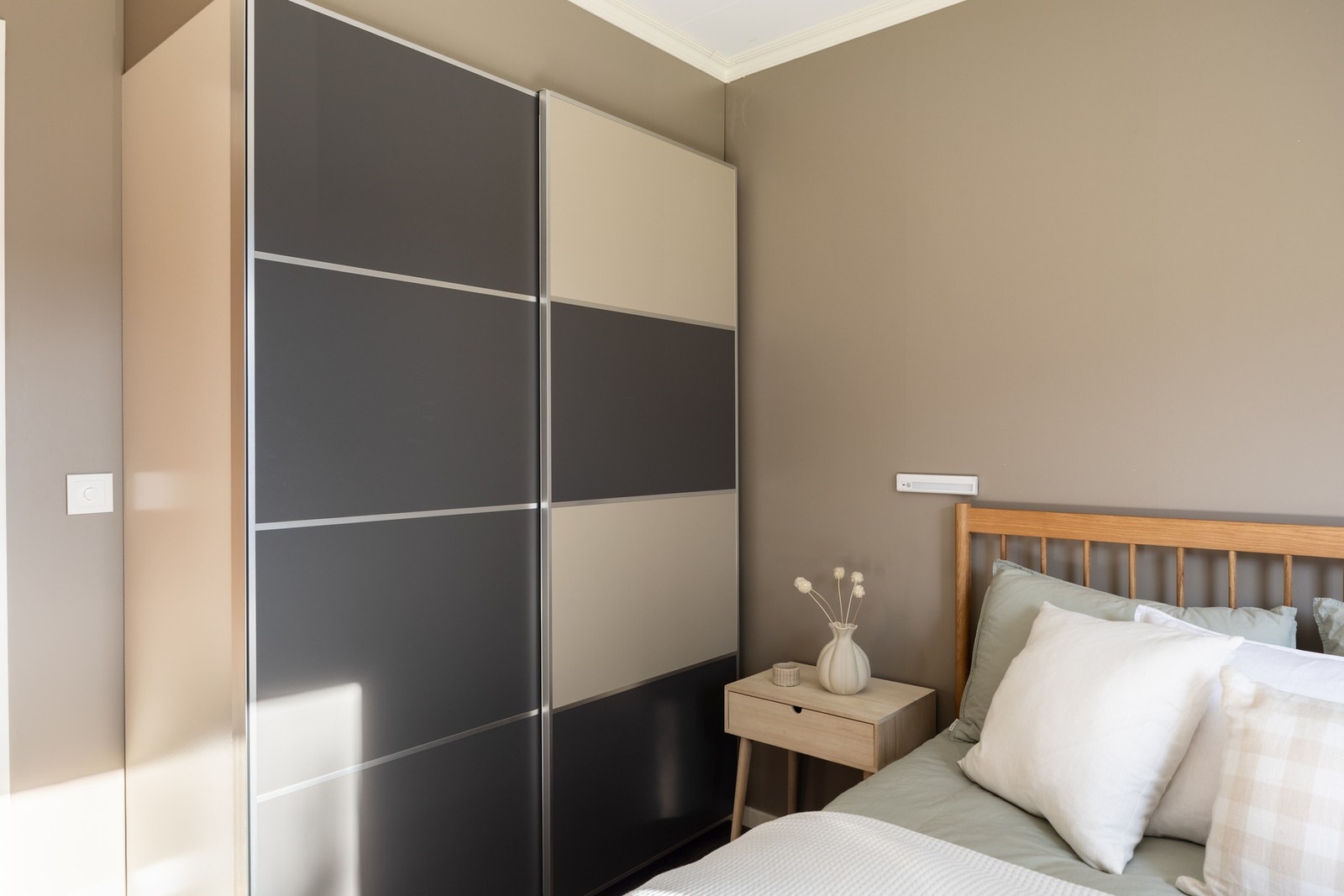 Det er godt med oppbevaringsplass i medfølgende garderobeskap. Galleribilde